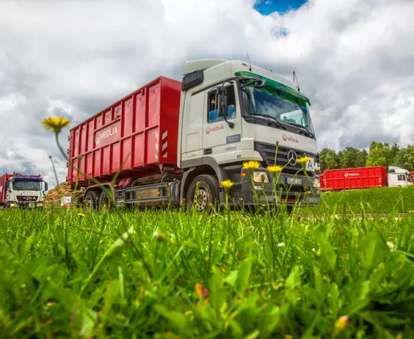 Aufnahme von einem LKW mit Container Beladung 