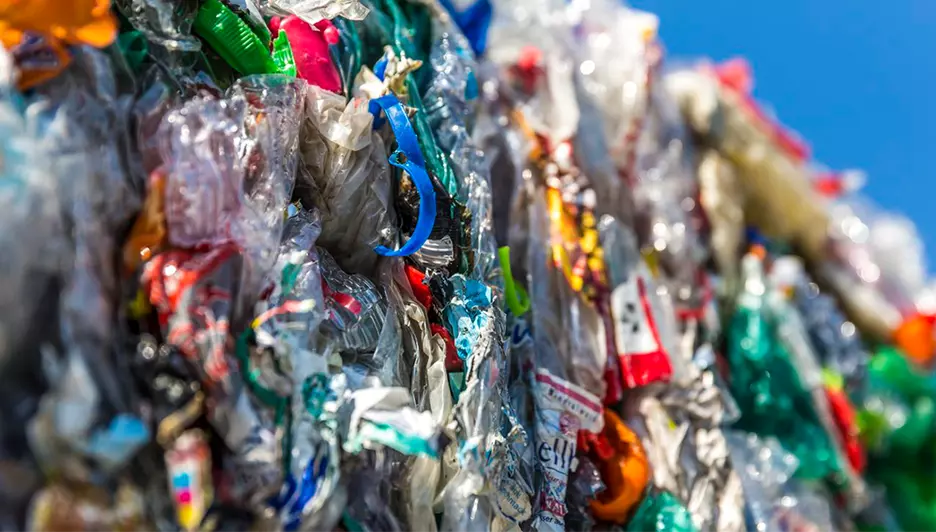 Nahaufnahme von Plastik auf einem Haufen  