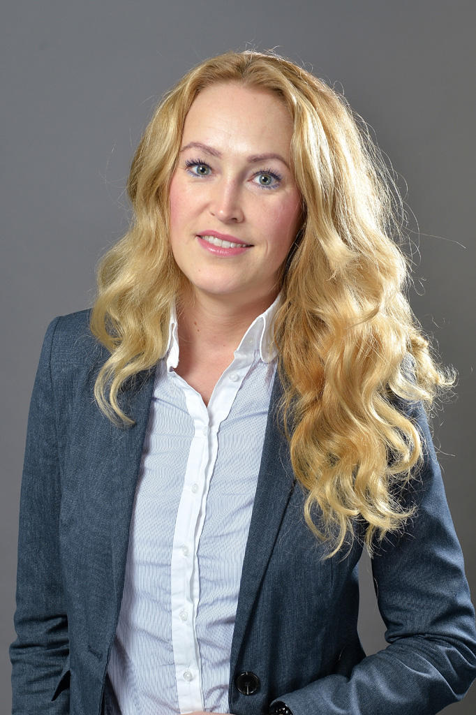 Portraitaufnahme von Kathleen Vehlow, Vertriebsleiterin/Kommunalentwicklung der Veolia Wasser Deutschland GmbH. Sie trägt langes, blondes, lockiges Haar.
