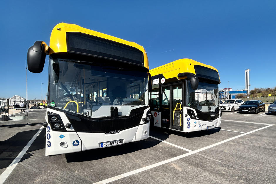 Start Trailerbefüllung, Frontansicht Wasserstoffbusse