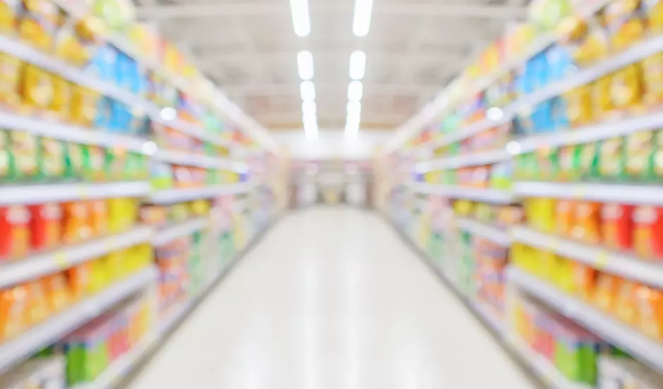 Ein unscharfes Bild eines Gangs im Supermarkt