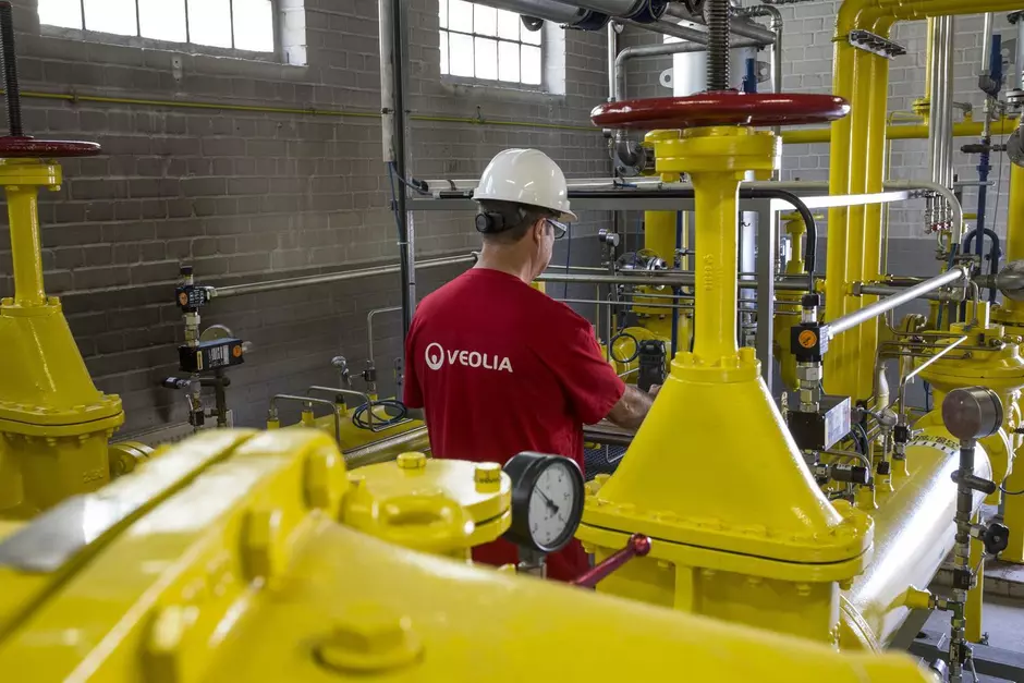 Ein Mann wartet eine Produktionsanlage