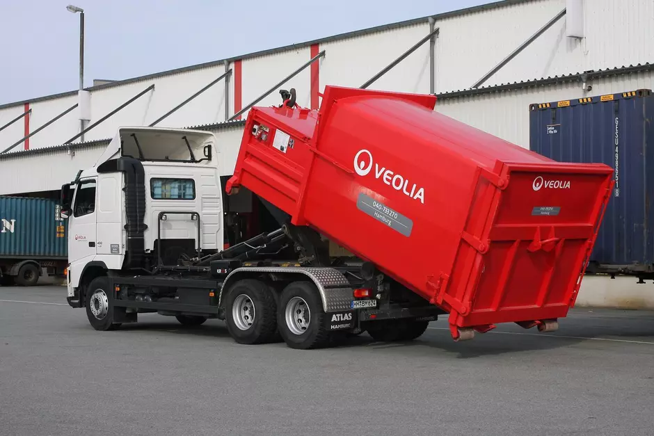 LKW der eine Presse ablädt